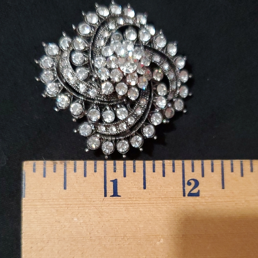 Elegant Black And Silver Brooch With Crystal Embellishments, Costume - Picture 4 of 4